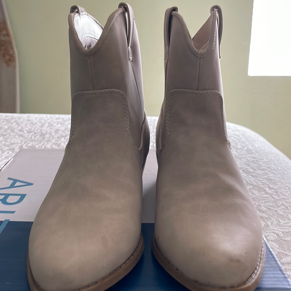 Arizona Cream Boots